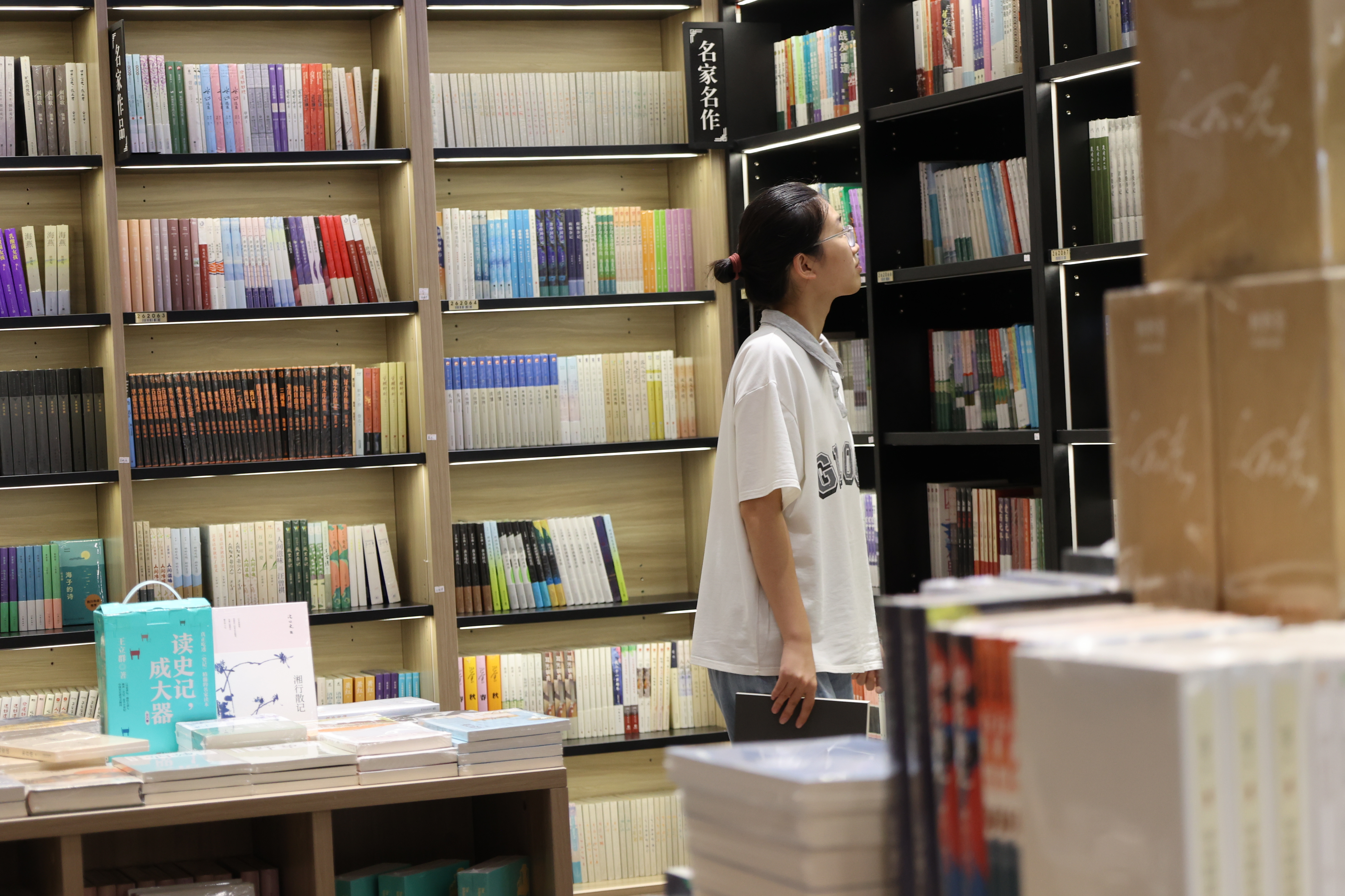正值暑期，不少市民走进书店，读书学习、增长知识，在浓浓书香中尽享悠闲时光。全媒体记者 石斐 摄